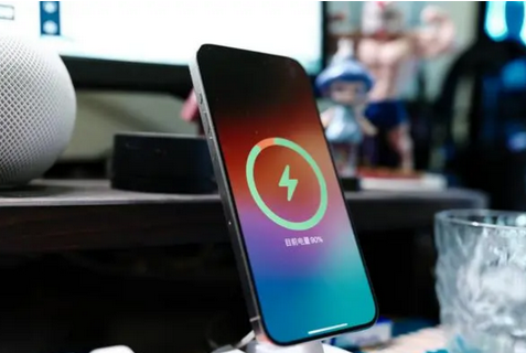 七里河苹果15换屏服务分享用什么充电器给iPhone15充电更好 